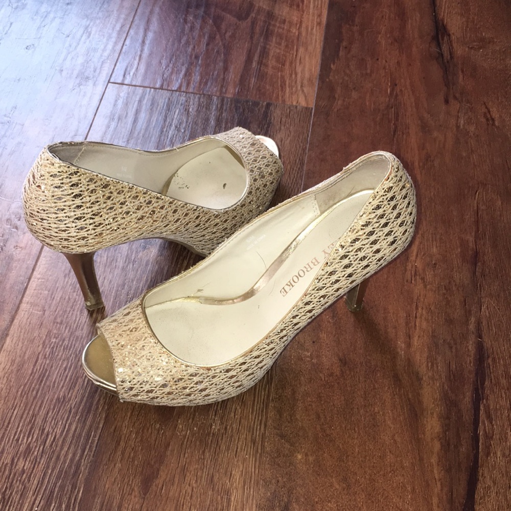 Audrey Brooke gold glitter heel size 6 1/2 M